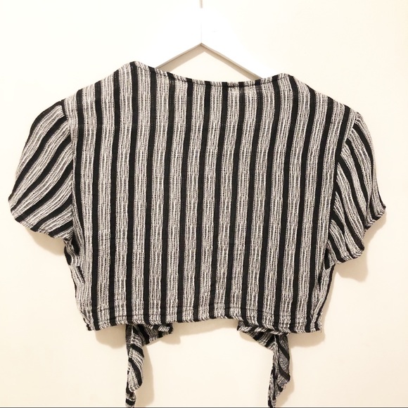 Lulu’s cropped tie-front top - Picture 8 of 8